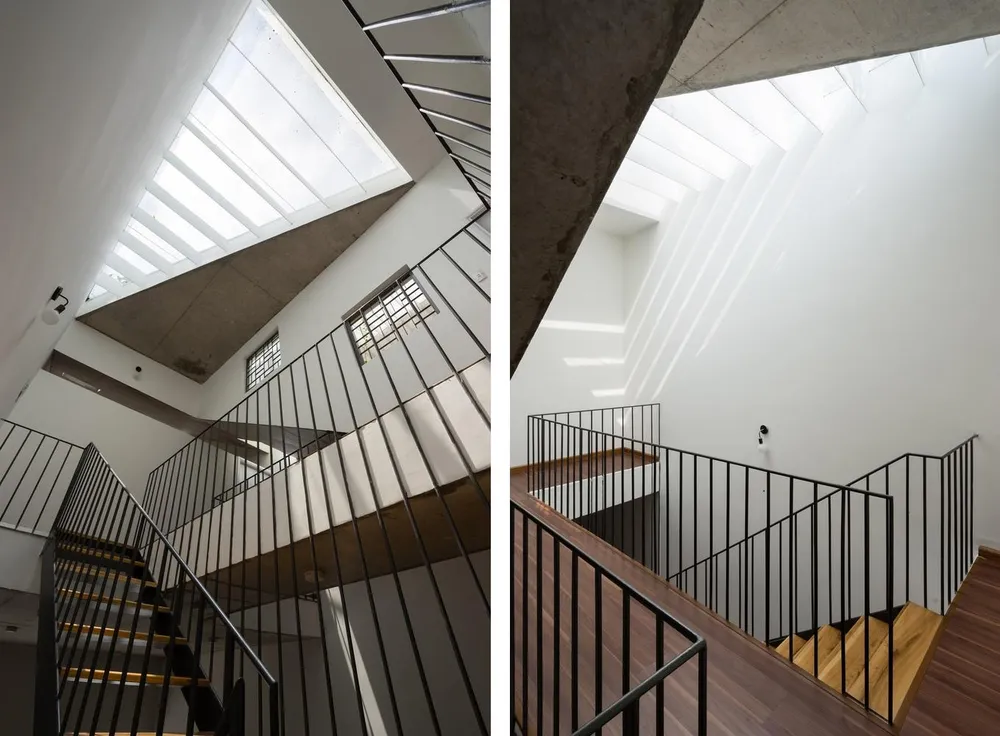 Thiết kế hệ thống mái lợp thông minh, giúp cho ánh sáng tự nhiên chiếu sáng cả khu vực cầu thang.