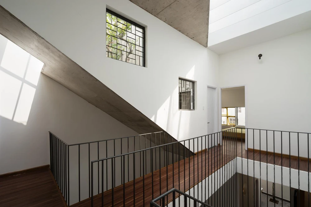 Kiến trúc sư trổ nhiều cửa sổ đem lại không khí thoáng mát cho ngôi nhà.