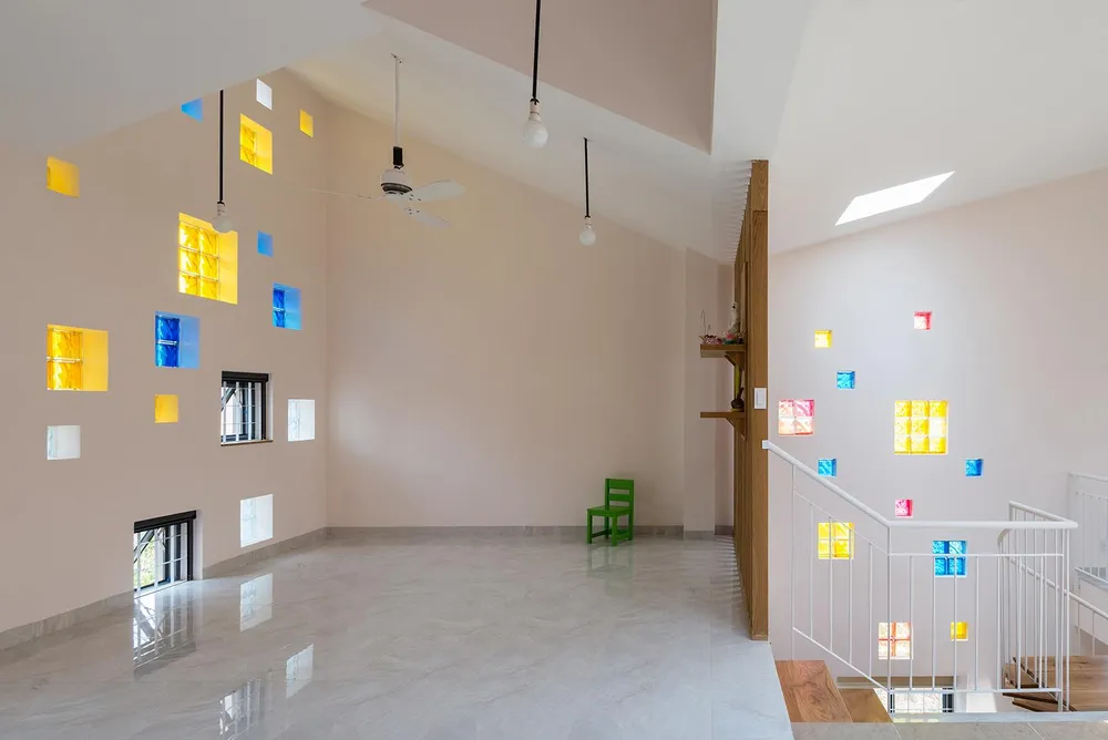 Nhiều khoảng trống trong nhà để các con vui chơi. Nhiều khoảng trống trong nhà để các con vui chơi.