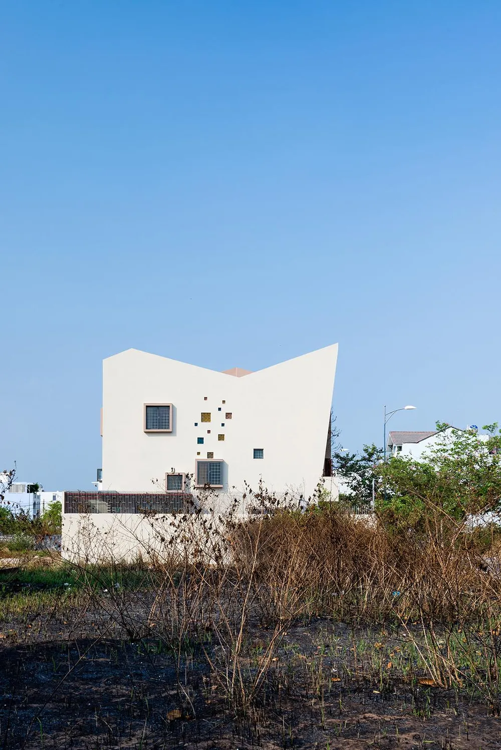 Những ô gạch kính màu xung quanh nhà đã tạo ra hòa sắc thú vị trong nội thất khi ánh mặt trời chiếu vào. Những ô gạch kính màu xung quanh nhà đã tạo ra hòa sắc thú vị trong nội thất khi ánh mặt trời chiếu vào.