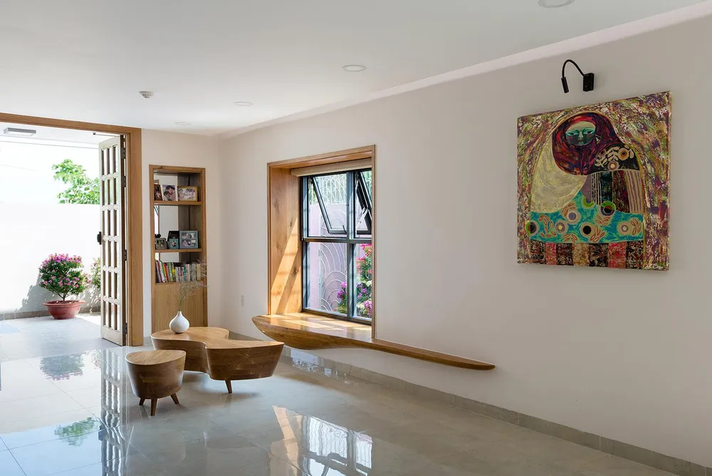 Tầng trệt, không gian được thiết kế linh hoạt với việc đan cài một khoảng sân trong làm không gian đệm giữa khu vực bếp và phòng xem tivi. Tầng trệt, không gian được thiết kế linh hoạt với việc đan cài một khoảng sân trong làm không gian đệm giữa khu vực bếp và phòng xem tivi.