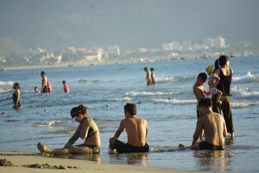 Tìm hiểu kĩ thời tiết Đà Nẵng khi bắt đầu chuyến du lịch. Ảnh: TÂM AN.