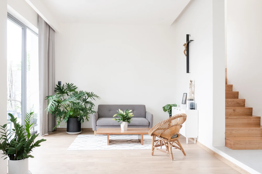 Ngôi nhà có diện tích 300 m², gồm hai tầng, ba phòng ngủ và các khoảng sinh hoạt chung.