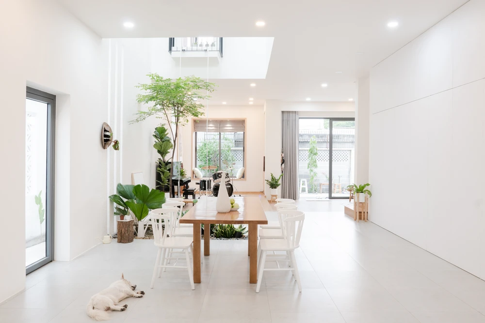 Theo đó, một không gian sống tối giản, mộc mạc nhưng vẫn hiện đại được hình thành.