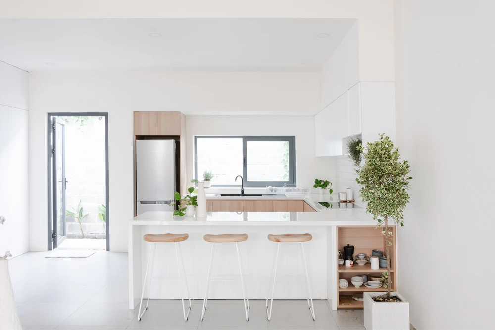 Đội ngũ MAKE MY HOME đã chọn tông chủ đạo là màu trắng, gam màu đơn giản và tinh tế.