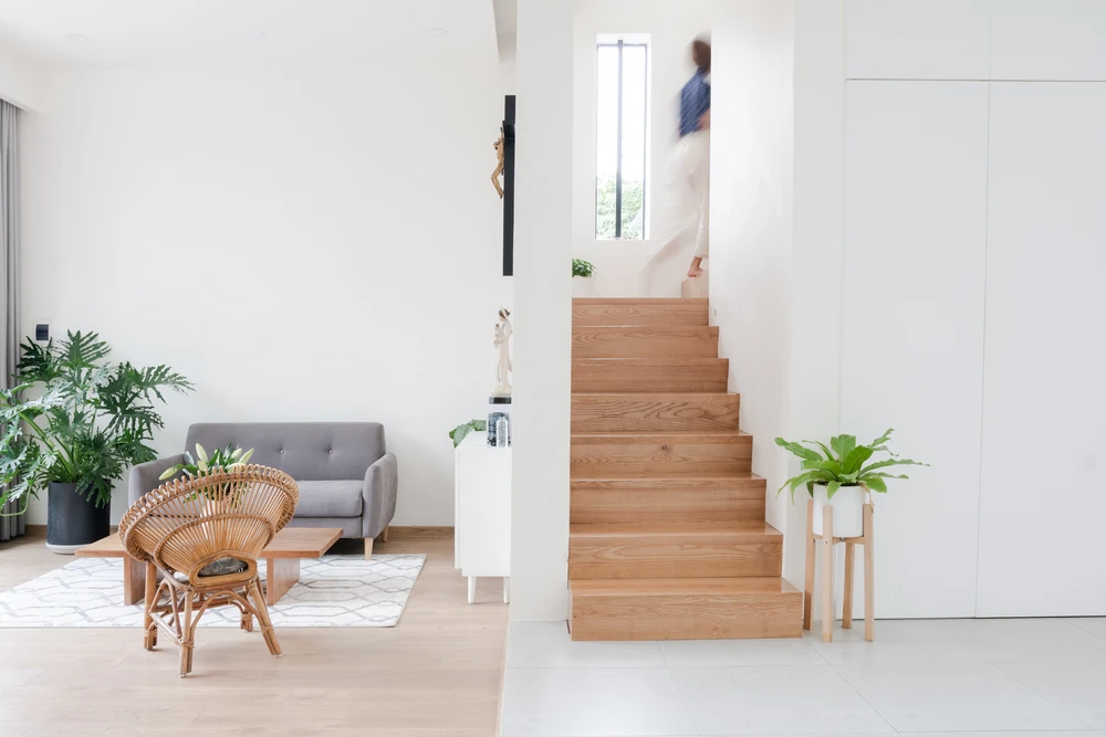 Chi tiết nội thất tối giản, phối hợp hài hoà giữa màu trắng và gỗ.