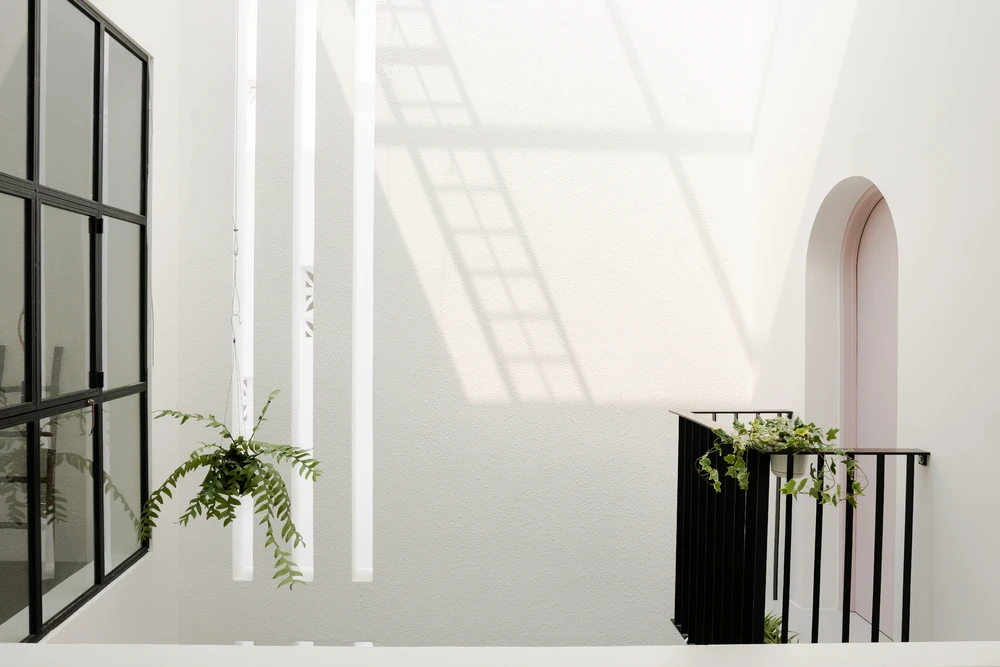 Ngôi nhà ngăn nắp, mộc mạc, tận dụng triệt để ánh sáng tự nhiên nhẹ nhàng len lỏi khắp các không gian phòng.