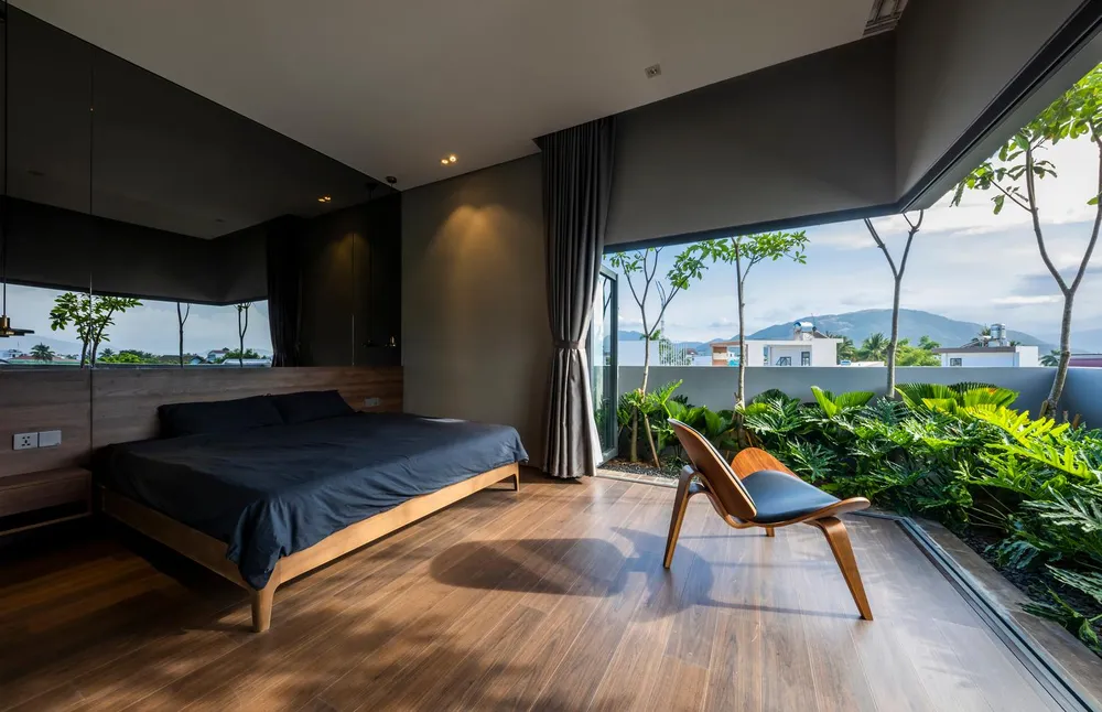 Rảnh sâu kéo dài từ tầng trệt đến sân thượng để tạo không gian thông gió và bức tường thứ hai để che chắn và giảm bức xạ nhiệt.