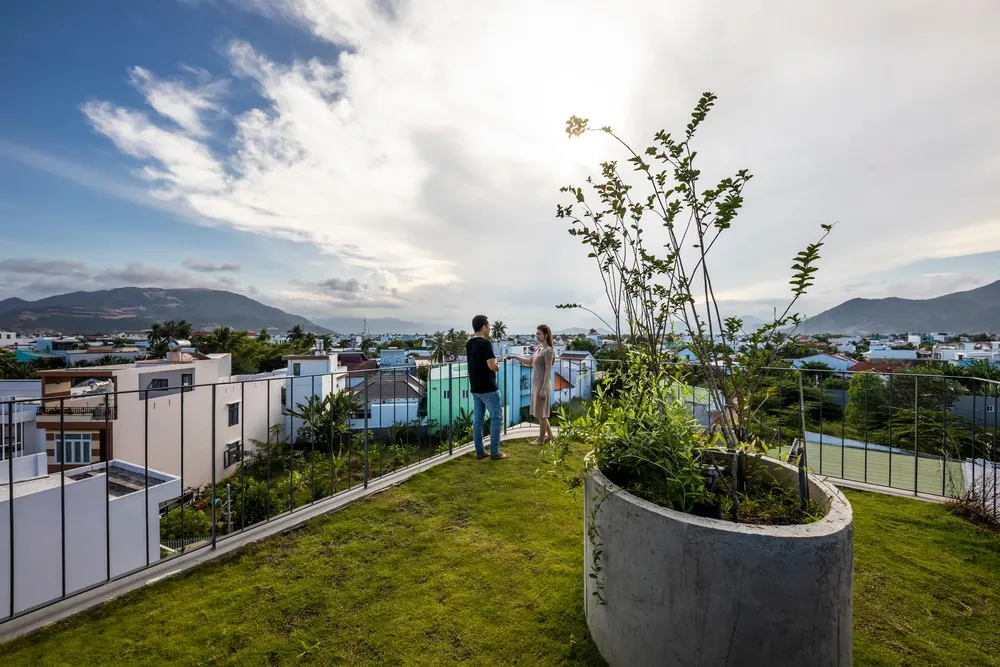 Phòng ngủ chính trên tầng cao nhất được bảo vệ khỏi cái nóng bằng một mái cỏ.