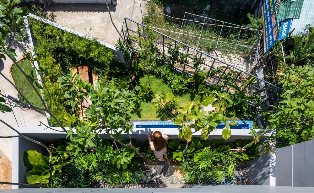 Những khu vườn xanh mát bao quanh ngôi nhà còn mang đến một luồng không khí mát mẻ tự nhiên.