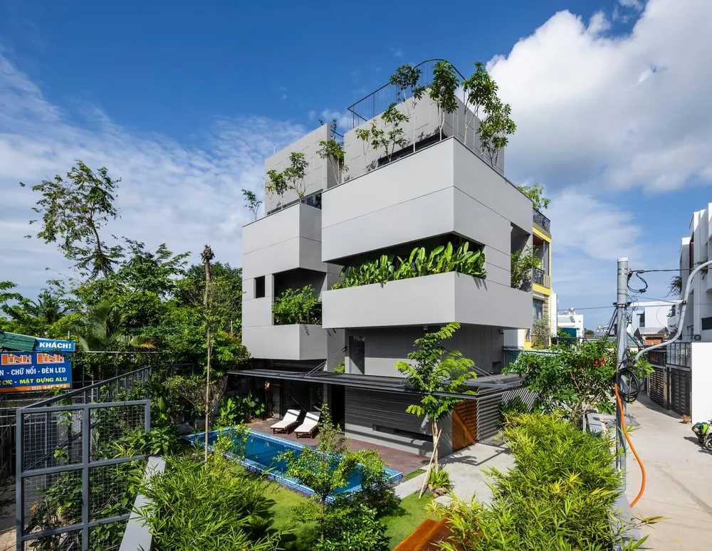 Bi House tọa lạc tại một vùng ngoại ô, nằm cách trung tâm thành phố Nha Trang khoảng 5 km về phía Nam.