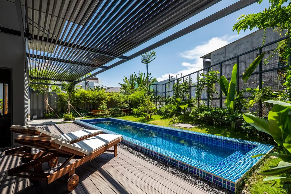 Thiết kế nhiều cây xanh ở mặt tiền tạo ra một tấm chắn tự nhiên chống nóng, chống ồn, chống bụi.