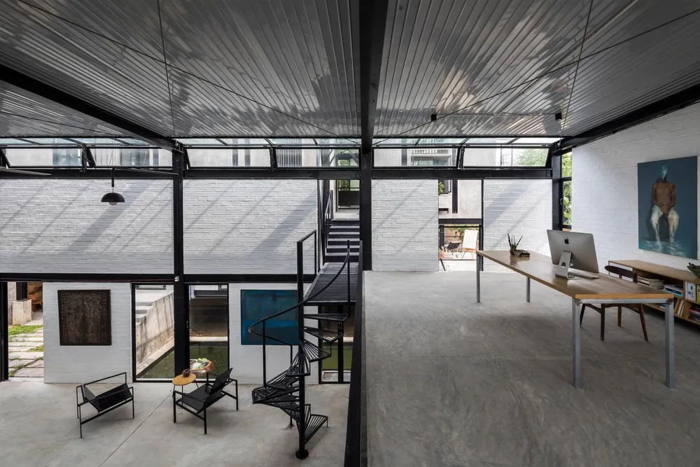 Hệ thống cửa sổ kính suốt từ trần đến sàn với thiết kế linh hoạt đón nắng và gió đến tất cả các phòng. Hệ thống cửa sổ kính suốt từ trần đến sàn với thiết kế linh hoạt đón nắng và gió đến tất cả các phòng.