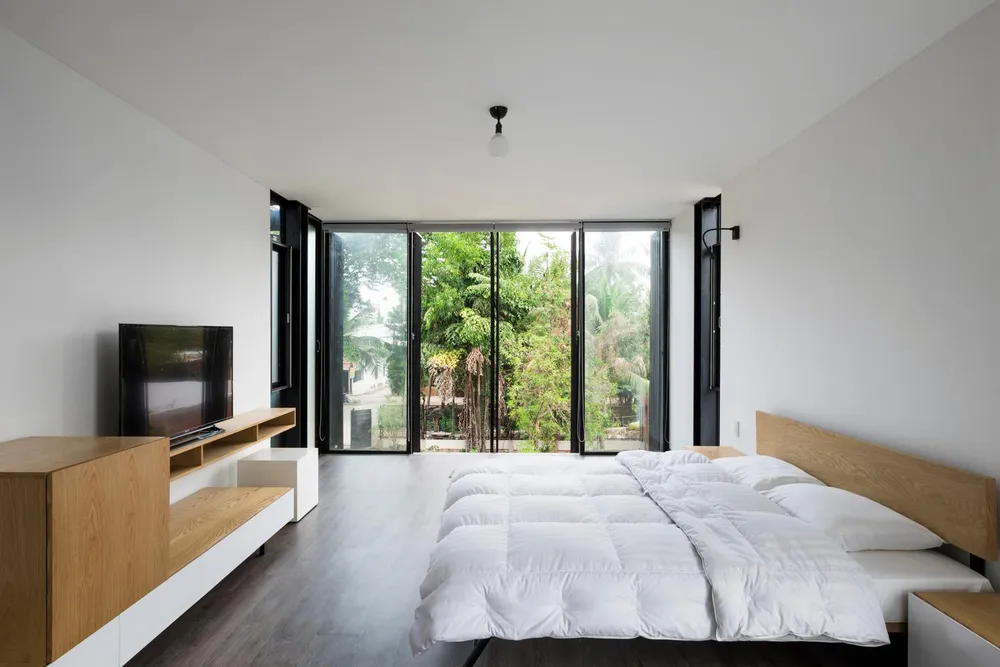 Mái tôn hai lớp giúp tăng cường độ thông thoáng và giảm tiếng ồn cho các phòng ngủ. Mái tôn hai lớp giúp tăng cường độ thông thoáng và giảm tiếng ồn cho các phòng ngủ.