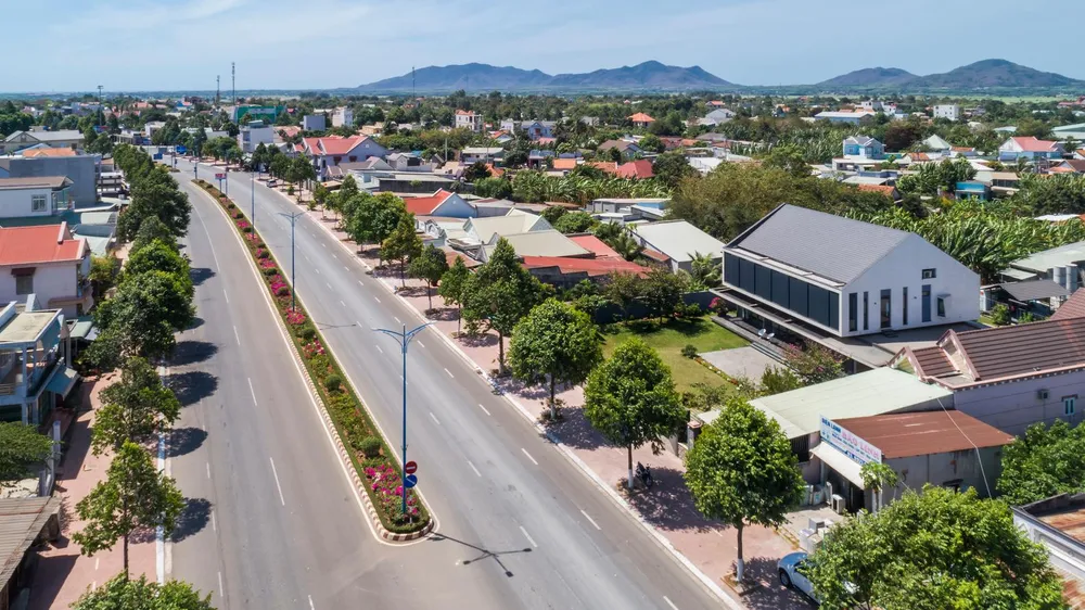 Ngôi nhà này được xây dựng trên một khu đất rộng ở trung tâm thị trấn Đất Đỏ, tỉnh Bà Rịa - Vũng Tàu.