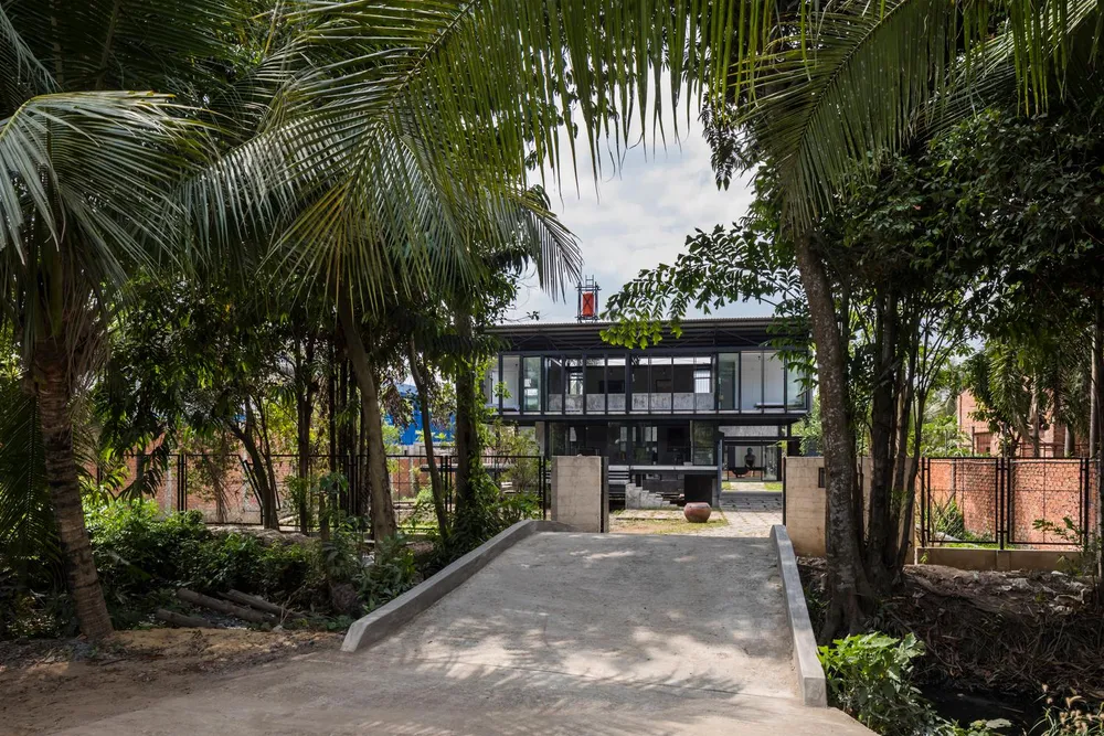 Sau bao năm sống ở trung tâm thành phố, họa sĩ Đỗ Hoàng Tường muốn chuyển ra ngoại ô TP.HCM để có không khí trong lành và không gian sáng tạo nghệ thuật. Sau bao năm sống ở trung tâm thành phố, họa sĩ Đỗ Hoàng Tường muốn chuyển ra ngoại ô TP.HCM để có không khí trong lành và không gian sáng tạo nghệ thuật.