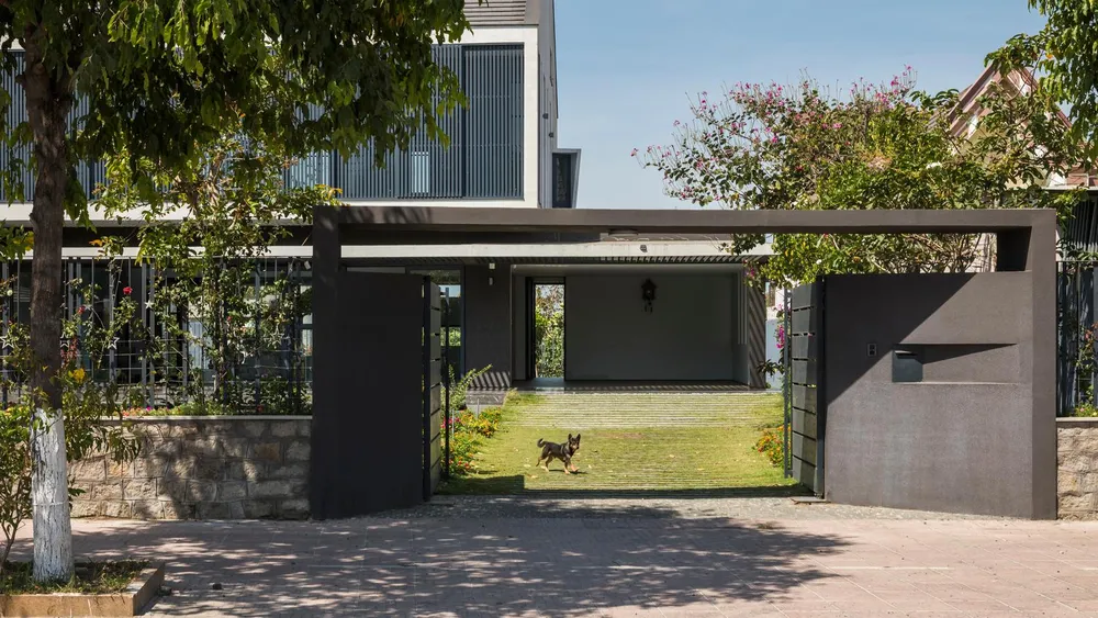 Ngôi nhà là tổ ấm của nhiều thế hệ, gắn bó mật thiết với hàng xóm thông qua những không gian truyền thống Việt Nam như hiên, sân, vỉa hè...