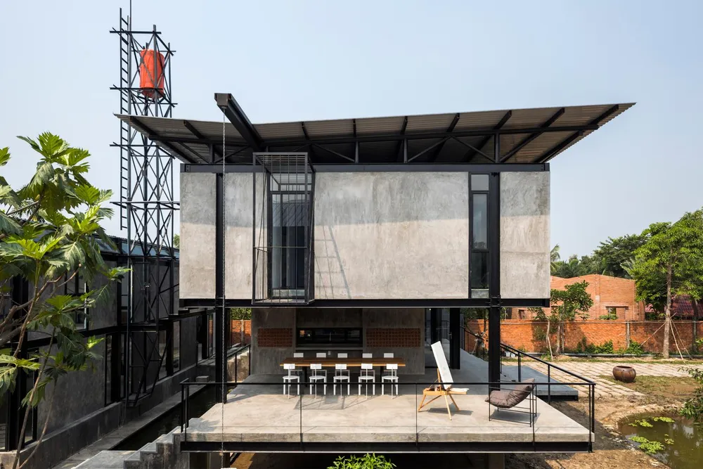 Kiến trúc sư Truong An Architecture thiết kế ngôi nhà sàn 300 m² hiện đại, bao gồm hai khối nhà hình chữ nhật với hai ao tự nhiên nối trực tiếp với kênh. Kiến trúc sư Truong An Architecture thiết kế ngôi nhà sàn 300 m² hiện đại, bao gồm hai khối nhà hình chữ nhật với hai ao tự nhiên nối trực tiếp với kênh.