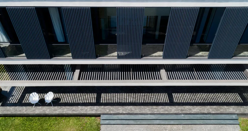 Khu vực hàng hiên, các thành viên trong gia đình có thể ở bên nhau, thưởng thức cảnh quan bên ngoài hoặc trò chuyện nhanh với hàng xóm.