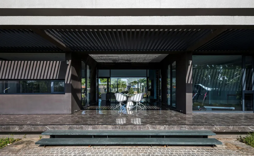 Không gian trong nhà được tổ chức xung quanh giếng trời, với chiều cao gấp đôi không gian sống.