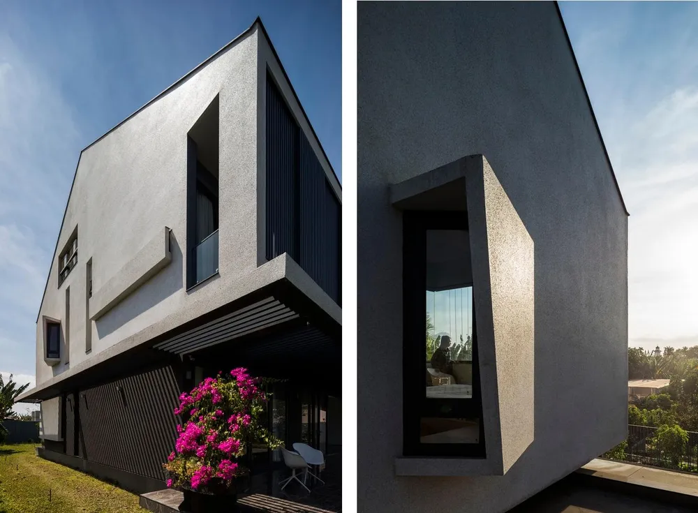 Trên tầng hai, hệ thống lam nhôm trượt đầy đủ bao phủ toàn bộ khu vực ban công.