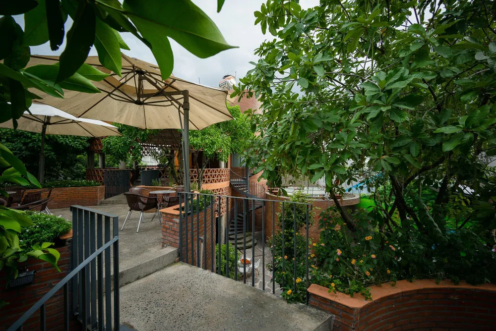 Phần mái trên các khối tròn được sử dụng như một phần sàn thứ hai.