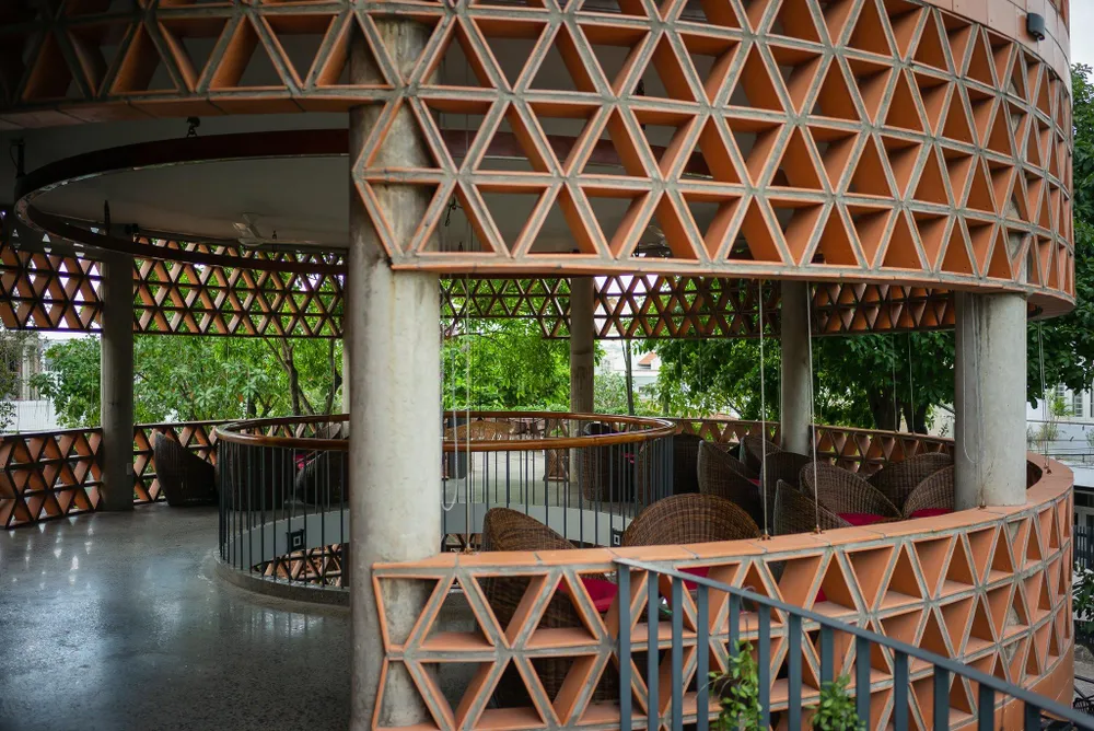 Phần mái khối tròn nơi người ngồi có thể tiếp cận gần gũi với những tán cây xòe rộng.