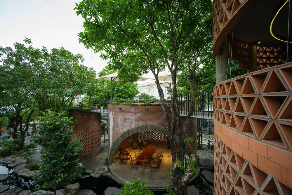 Kiến trúc sư phát triển các khối tròn len theo mật độ cây và phân chia khối tích theo công năng của quán cà phê.