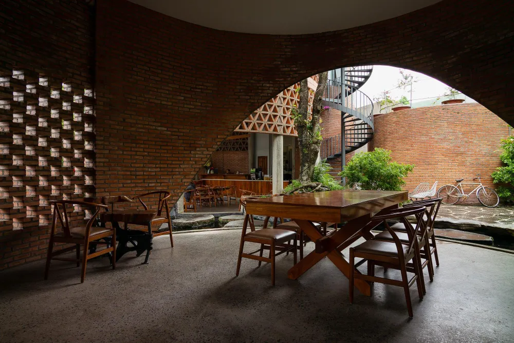 Khối chức năng cho khách sử dụng chủ yếu dùng vật liệu địa phương như gỗ, gạch thô...