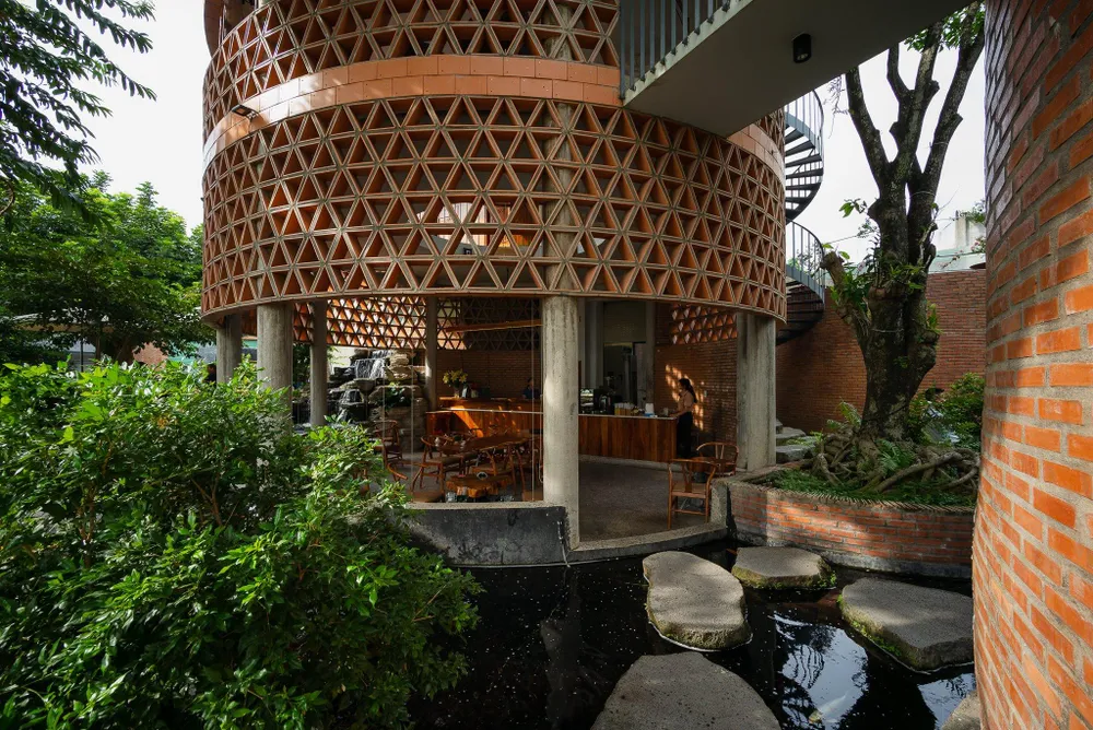 Cách tiếp cận đầu tiên mà kiến trúc sư hướng tới là tạo ra hồ nước và dòng suối kết nối tất cả hình khối hiện có để dẫn dắt lưu thông cho du khách.