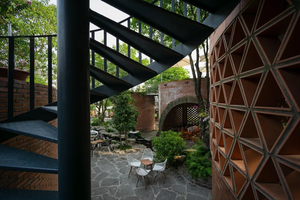 Ánh sáng mặt trời, ánh sáng đèn xuyên qua các khe hở của gạch xây hay những ô thoáng được tạo ra bằng ngói xếp.