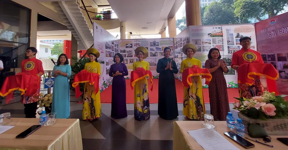 Lãnh đạo UBND quận cắt băng khai mạc triển lãm ảnh với chủ đề &quot;Không gian văn hóa di sản quận 1&quot;.