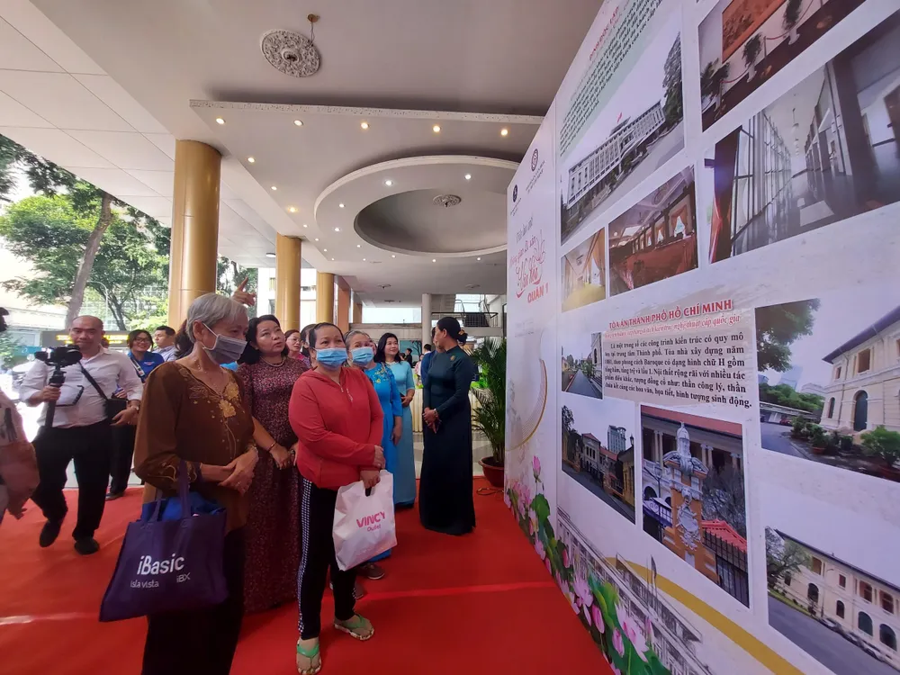 Triển lãm ảnh di sản thu hút nhiều người dân quận 1 đến tham quan.