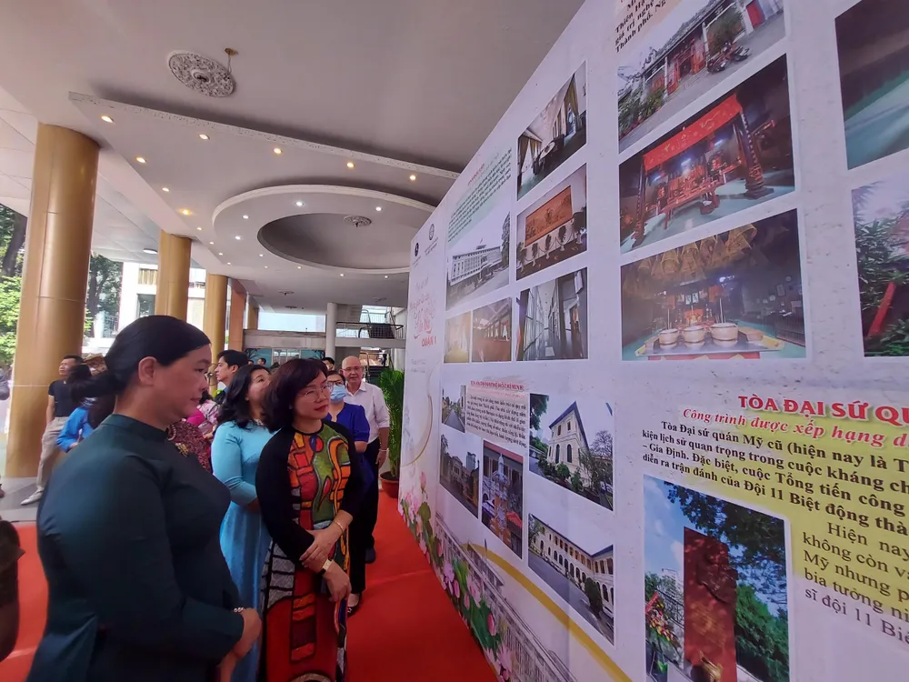 Lãnh đạo UBND quận 1 tham quan triển lãm.