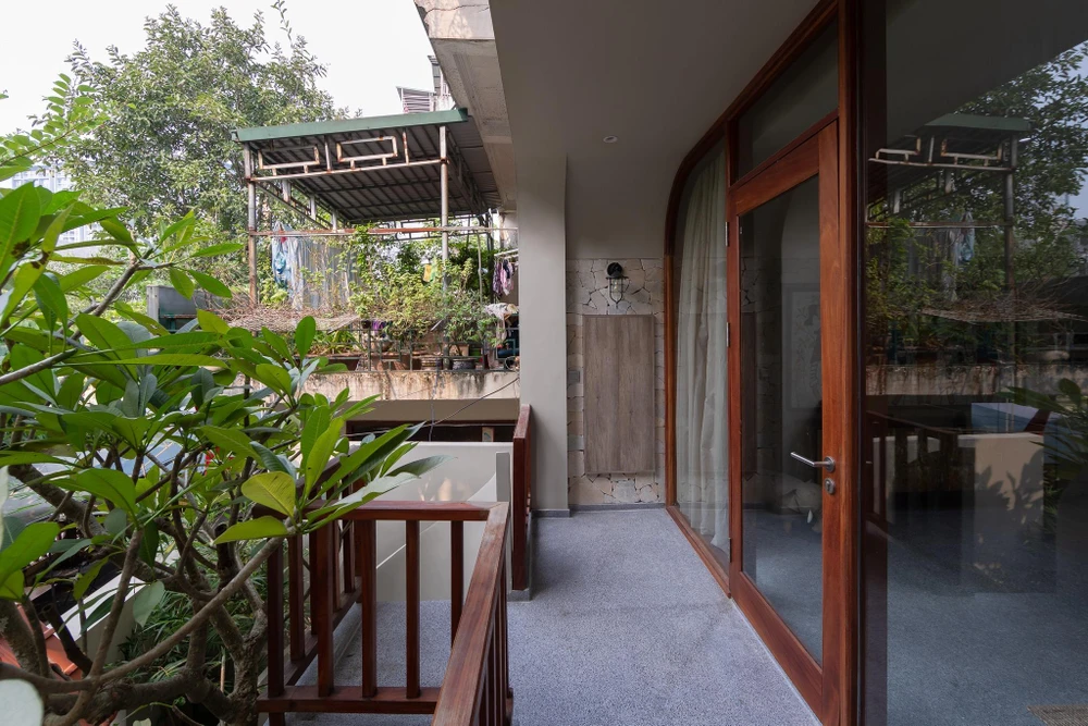 Không gian cây xanh thành khu vườn nhiệt đới xanh mát, mang đến cảm giác dễ chịu ngay từ khi bước chân qua cánh cửa.