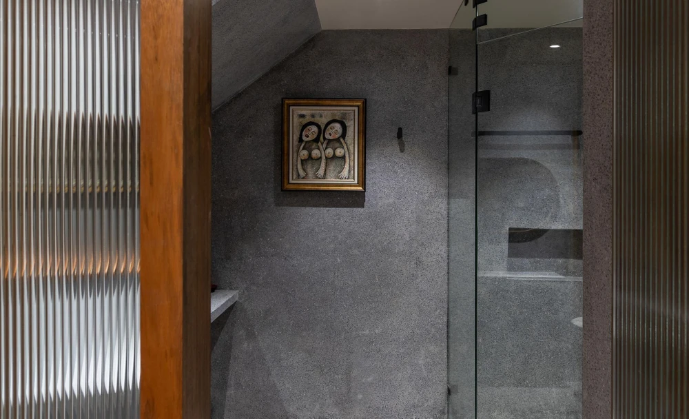 Khu vực phòng tắm với gam màu trầm ấm.