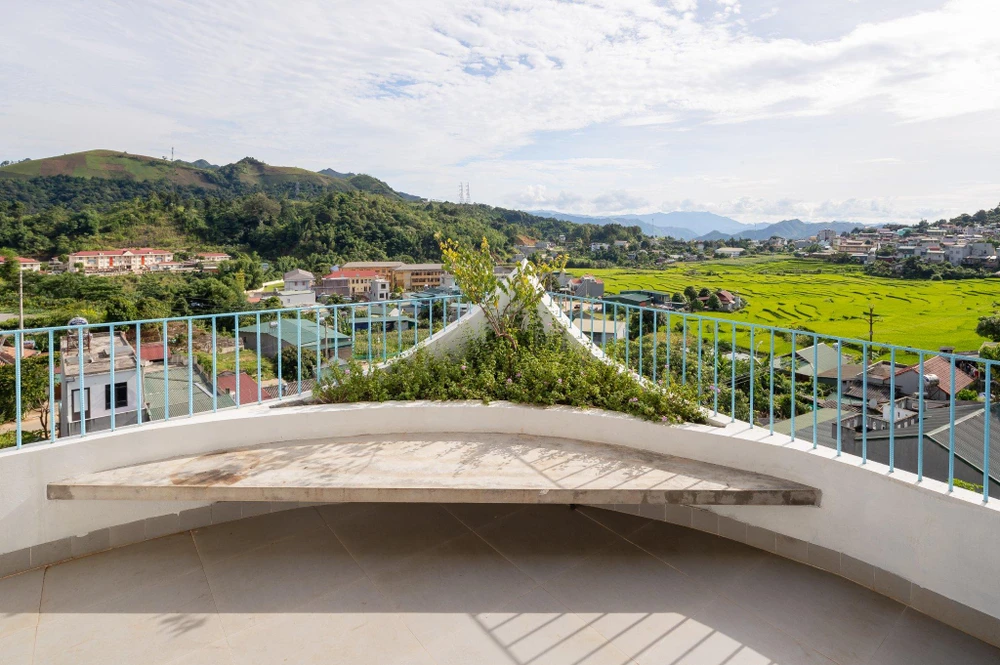 Ngôi nhà là sự tiếp nối của cánh đồng lúa để tạo không gian xanh.