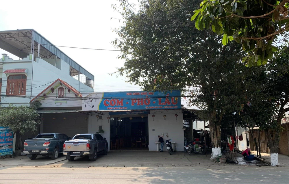 Không gian cũ của ngôi nhà là nơi ở xen lẫn kinh doanh gây nhiều bất tiện cho cuộc sống gia đình.