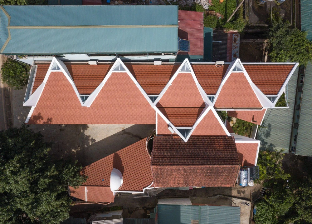 Ngôi nhà được cải tạo từ một ngôi nhà cũ kết hợp với một nhà hàng nhỏ.