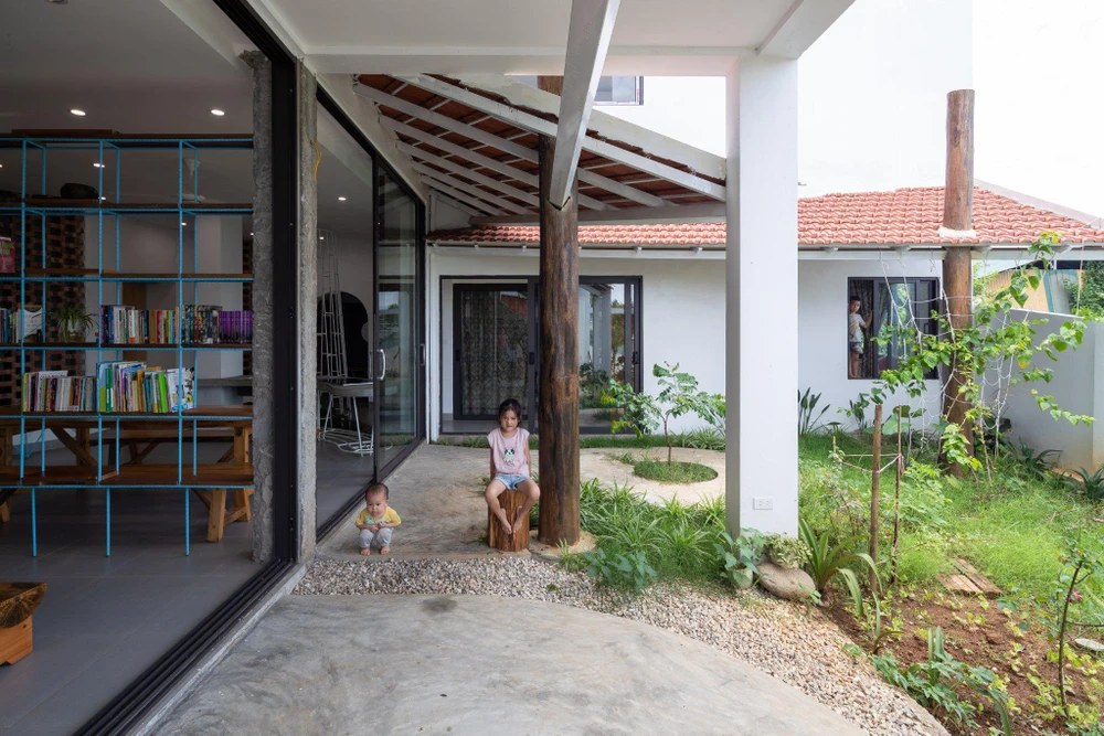 Không gian sinh hoạt của gia đình đã được đưa xuống dưới (tầng bán âm), nơi mọi người có thể nhìn thấy cánh đồng lúa.