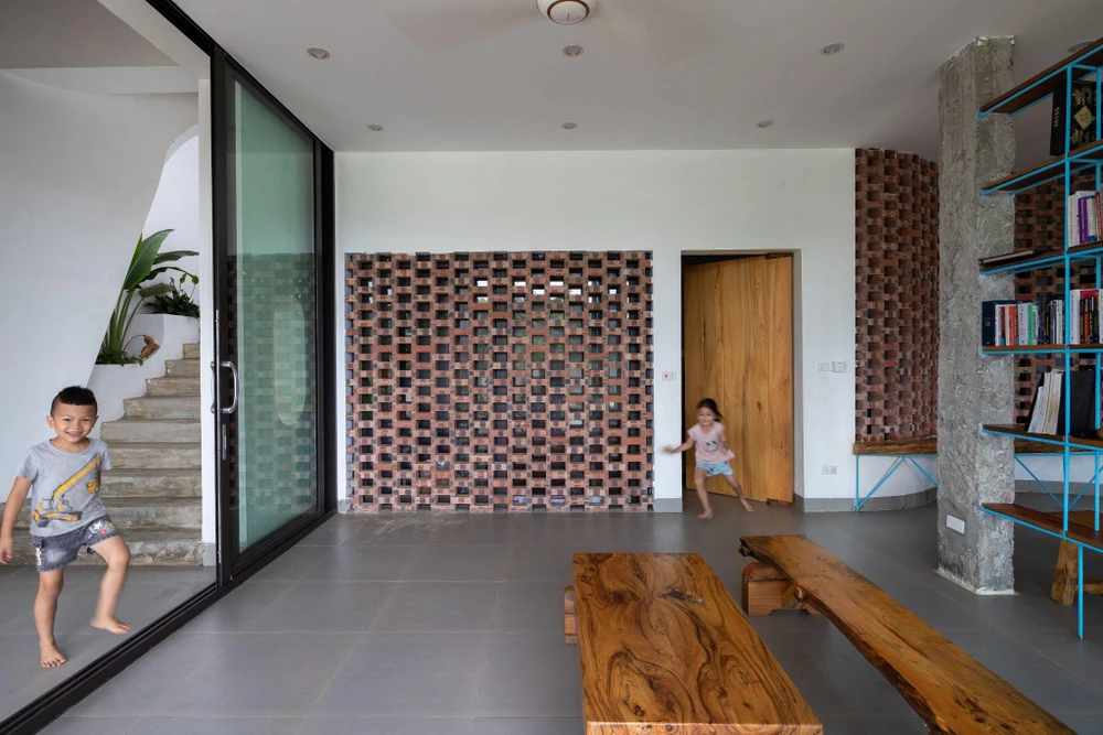 Sân trên dành cho khu vực nhà hàng và sân dưới dành cho khu vực sinh hoạt được tổ chức để phù hợp với các chức năng khác nhau.