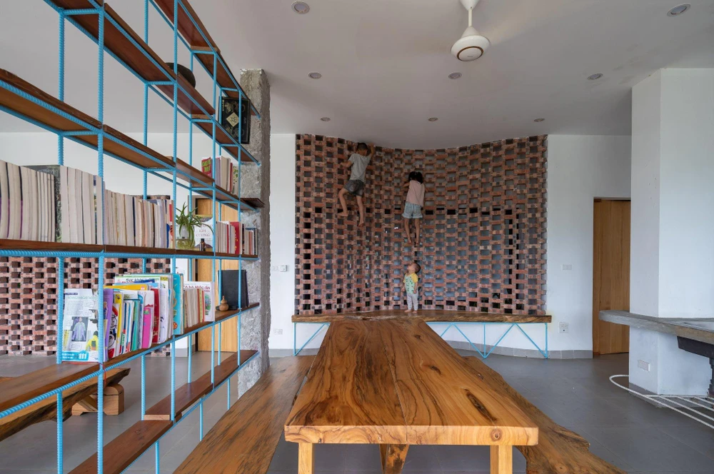 Tất cả các phòng chức năng đều đảm bảo được ánh sáng, tầm nhìn ra các khoảng sân lớn nhỏ.