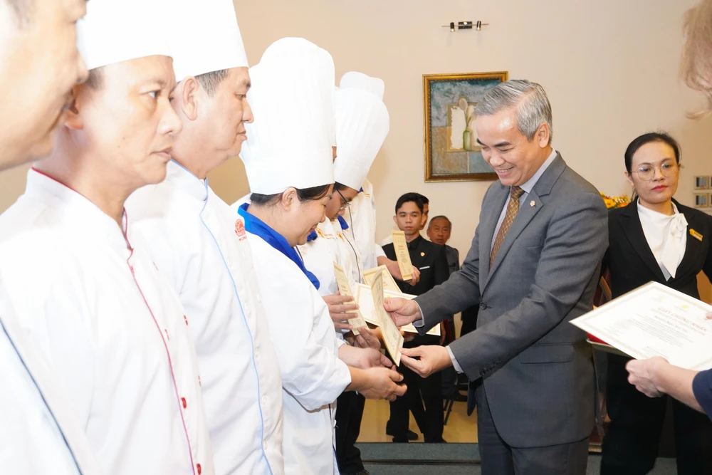 Ông Võ Anh Tài trao chứng nhận cho các học viên. Ông Võ Anh Tài trao chứng nhận cho các học viên.