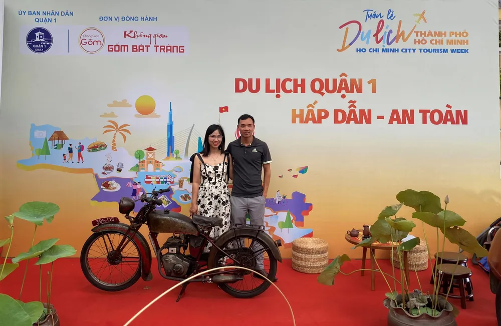 Du khách check-in với xe cổ khi đến sự kiện.