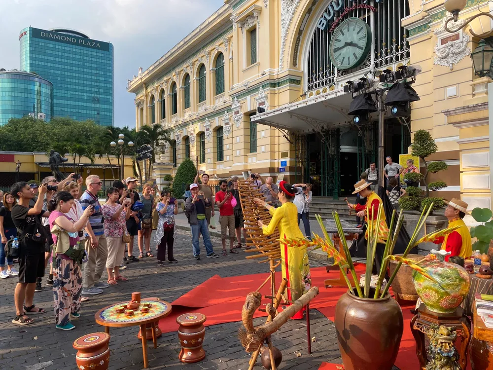 Sự kiện thu hút nhiều du khách nước ngoài đến trải nghiệm.