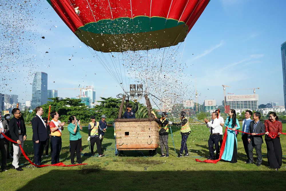 Các đơn vị cắt băng chính thức khai mạc ngày hội Khinh khí cầu.