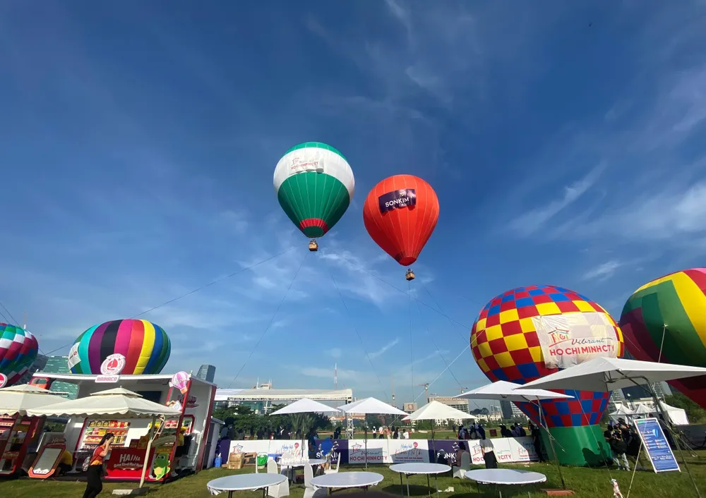 Du khách dễ dàng tham gia các hoạt động khác như tận hưởng không gian âm nhạc xuyên suốt, thưởng thức ẩm thực... trong ngày hội Khinh khí cầu.