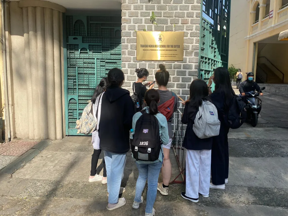 Trường Trần Đại Nghĩa gắn liền với giai thoại của Tỉ phú Nguyễn Văn Của, nhân vật nổi tiếng trong lĩnh vực ngành in Sài Gòn.