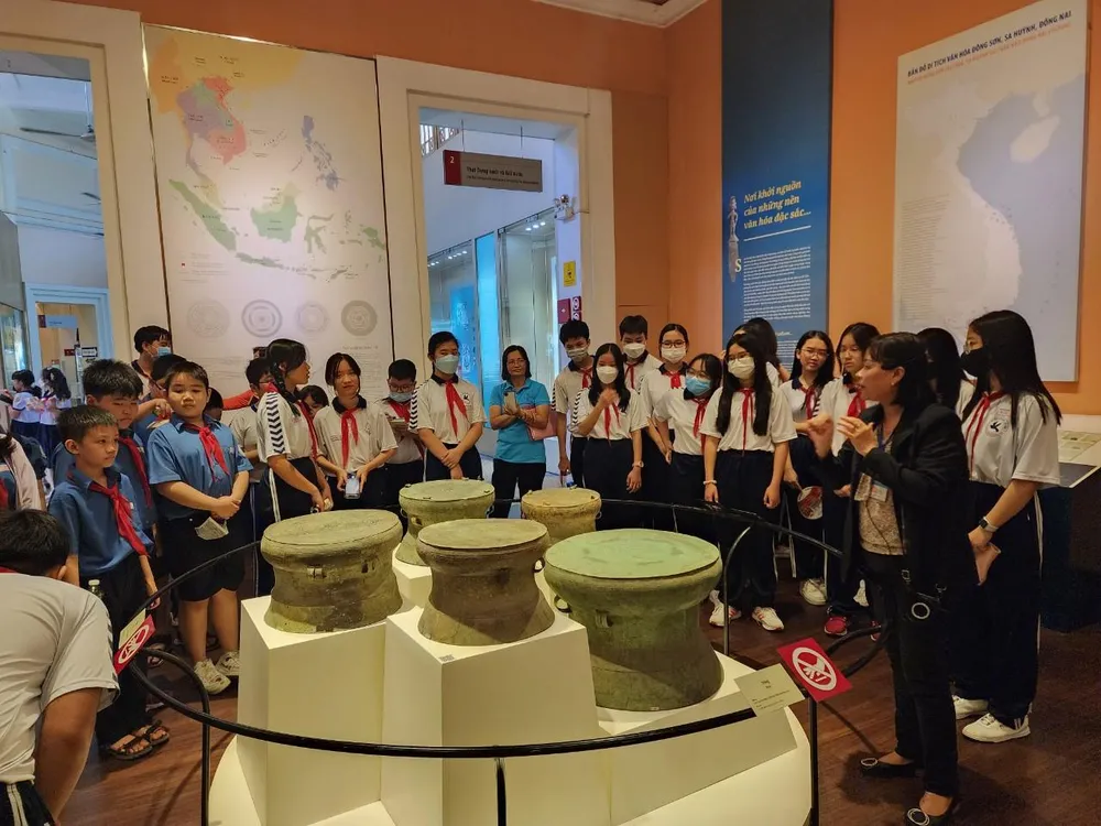 Học sinh, giáo viên các trường tham quan Bảo tàng Lịch sử TP.HCM.