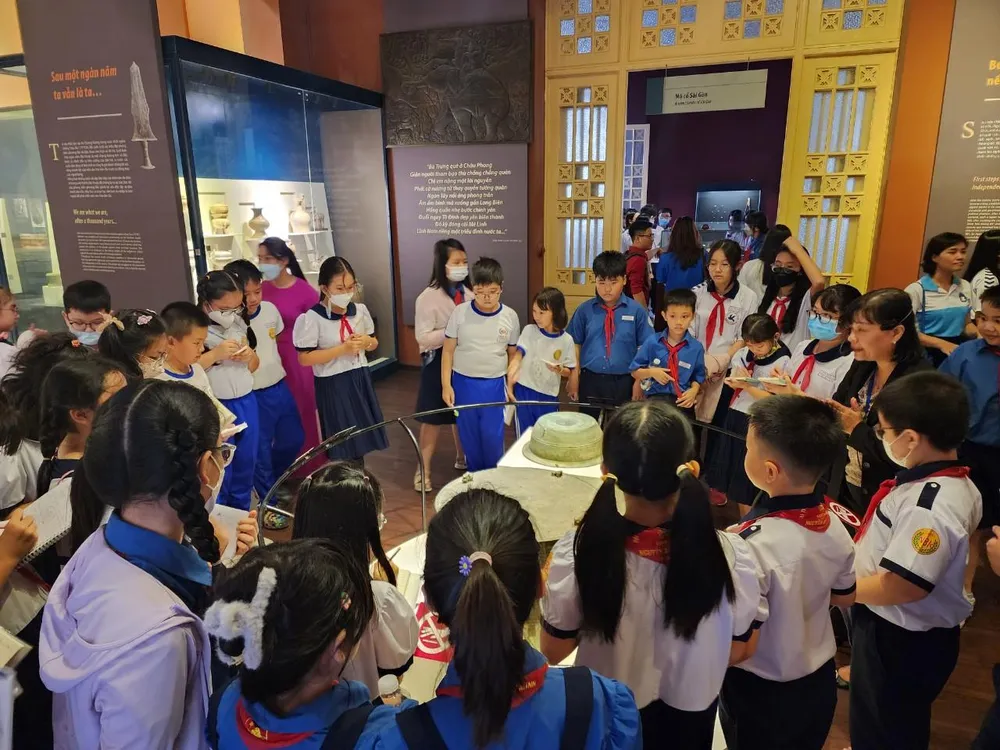 Học sinh, giáo viên các trường tham quan Bảo tàng Lịch sử TP.HCM.